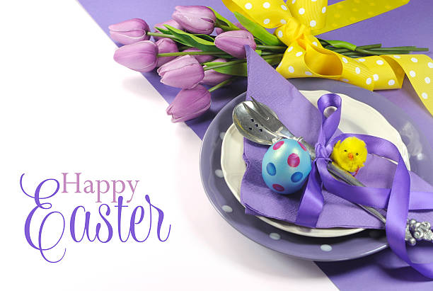 happy easter gelbe und violette tisch gedeck mit text - breakfast easter yellow easter egg stock-fotos und bilder