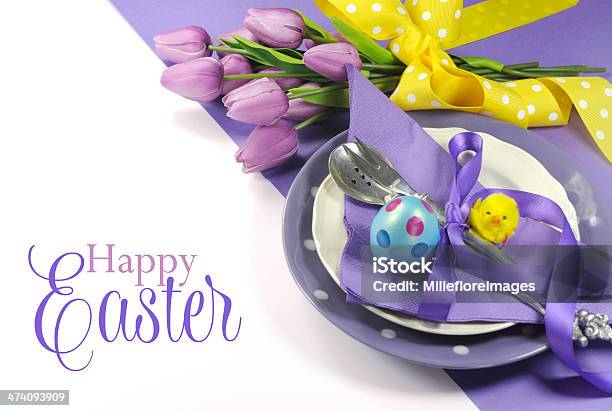 Happy Easter Gelbe Und Violette Tisch Gedeck Mit Text Stockfoto und mehr Bilder von Ostern