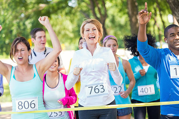 다양한 선반레일 건널목 결승선 동안 마라톤 - marathon jogging success the end 뉴스 사진 이미지