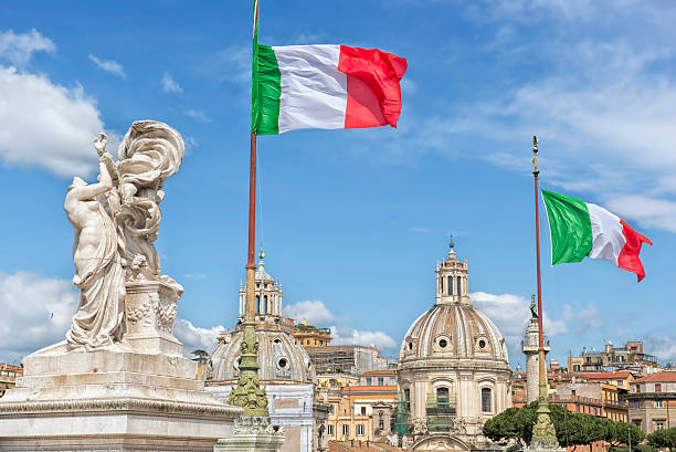 vittoriano ローマの祭壇国土防衛の旗を振る - italian flag ストックフォトと画像