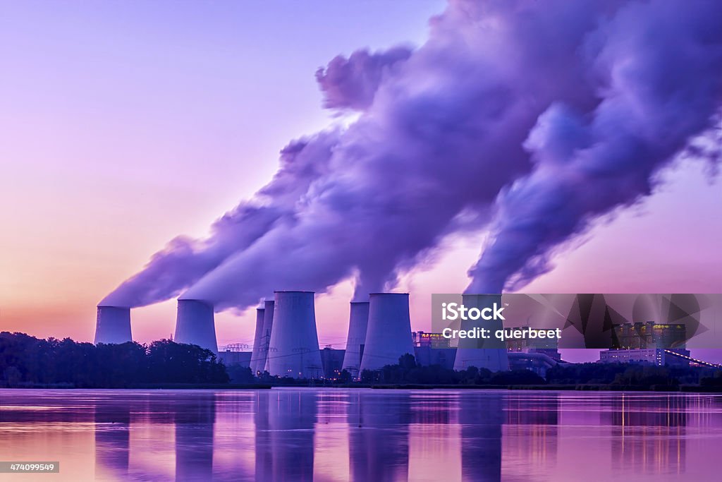 Großen Kraftwerk im Sonnenuntergang - Lizenzfrei Abgas Stock-Foto