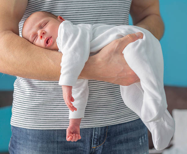 mensal de bebê dormir no braço - colic imagens e fotografias de stock