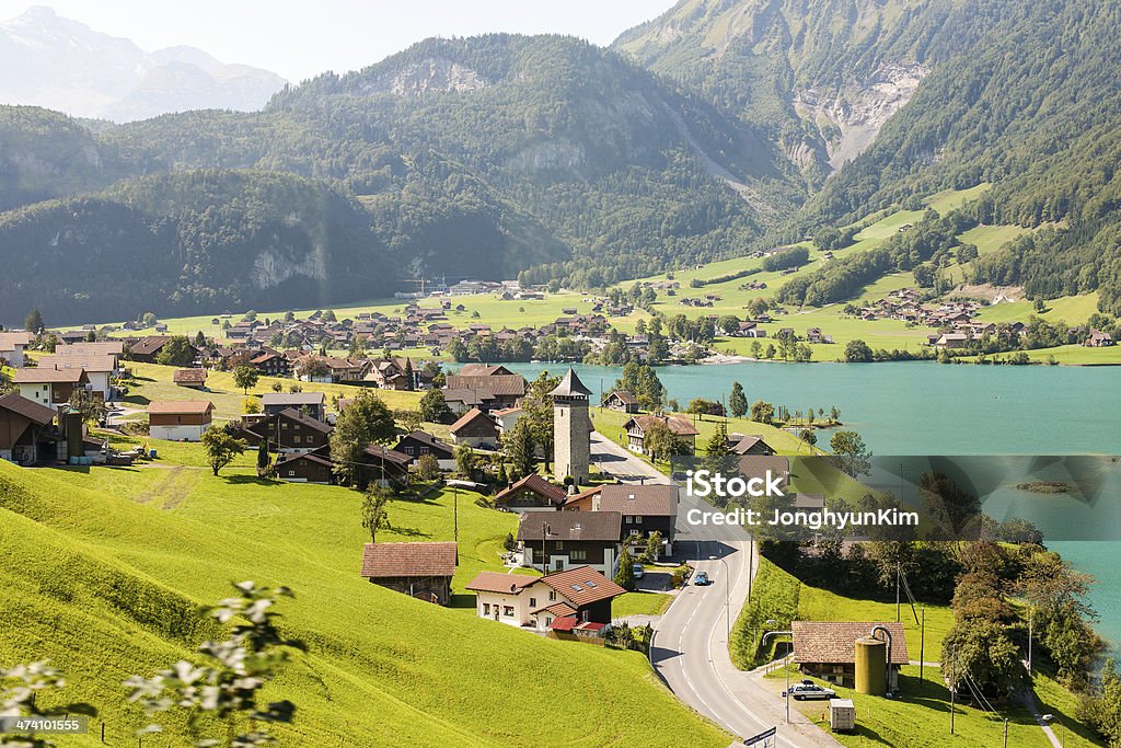 Villaggio sul lago Lungern in Svizzera - Foto stock royalty-free di Acqua