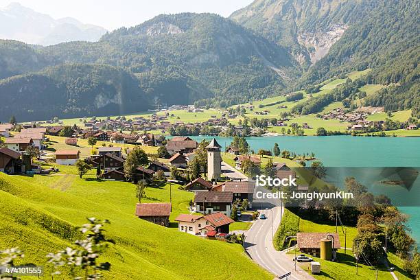 Villaggio Sul Lago Lungern In Svizzera - Fotografie stock e altre immagini di Acqua - Acqua, Alpi, Alpi svizzere