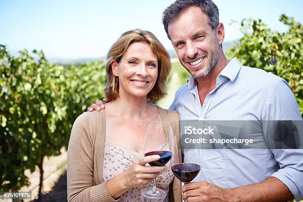 Korzystanie Z Grzywny Czerwone Wino - zdjęcia stockowe i więcej obrazów 40-44 lata - 40-44 lata, 40-49 lat, Alkohol - napój