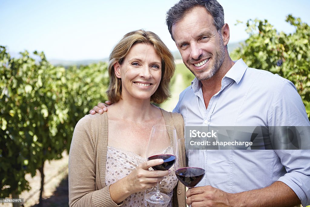 Наслаждаясь прекрасной красного вина - Стоковые фото 40-44 года роялти-фри