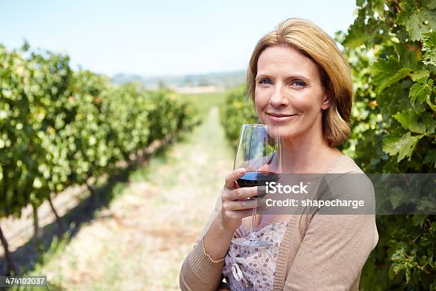 Photo libre de droit de Corsee Et Riche En Saveurs banque d'images et plus d'images libres de droit de Femmes - Femmes, Une seule femme, Vignoble