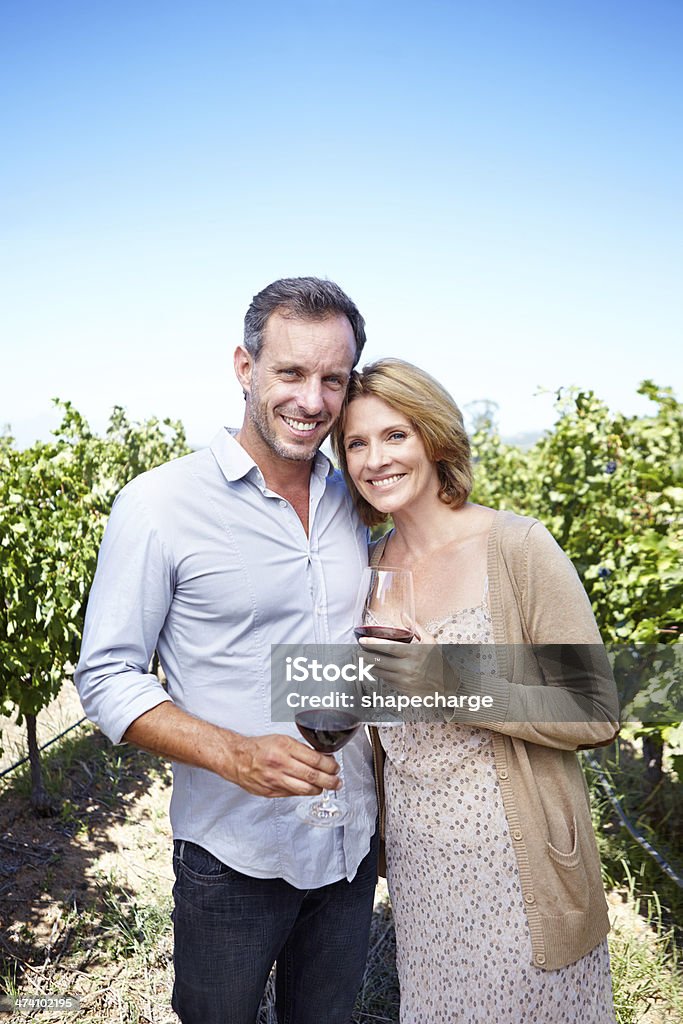 Disfruta de su visita a un vino farm - Foto de stock de 40-44 años libre de derechos