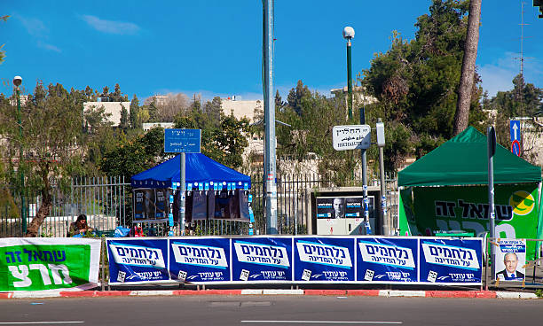 wahl kampagnen materialien in der nähe einer abstimmung station in israel - benjamin netanyahu stock-fotos und bilder