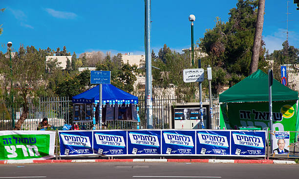 la campagne électorale matériaux à proximité d'une gare de vote en israël - benjamin netanyahu photos et images de collection
