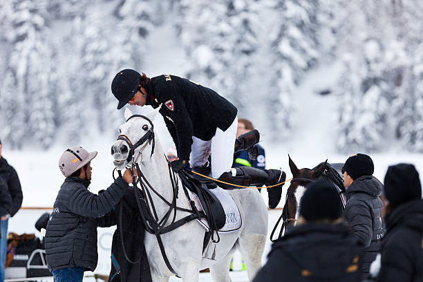 troca de cavalos de polo - championship polo snow st moritz - fotografias e filmes do acervo