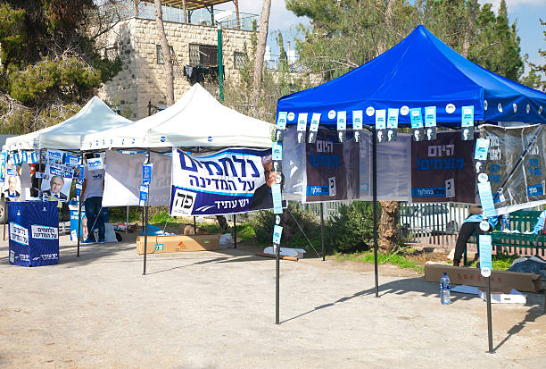 la campagne se tient durant les élections en israël - benjamin netanyahu photos et images de collection