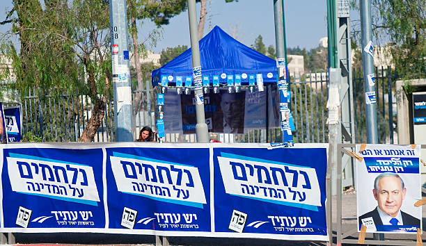 straßenrand kampagne flyers lesen fighting für das land"" - benjamin netanyahu stock-fotos und bilder