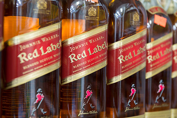 johnnie walker, rouge label - johnnie walker scotch whisky whisky alcohol photos et images de collection