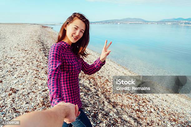 Joven Mujer Sosteniendo La Mano De Hombre De Paz Firme Y Mostrando Foto de stock y más banco de imágenes de 2015