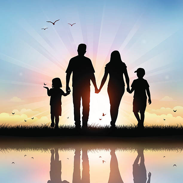 glückliche familie mit kindern zu fuß im sonnenuntergang - child silhouette mother parent stock-grafiken, -clipart, -cartoons und -symbole
