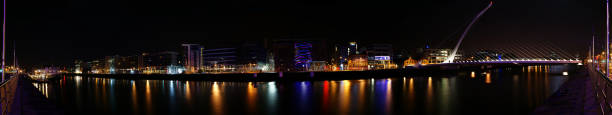 panorama di dublino quays per notte samuel ponte di beckett - dublin ireland samuel beckett bridge bridge night foto e immagini stock