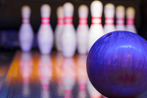 bowling-fokus auf den ball - strike stock-fotos und bilder