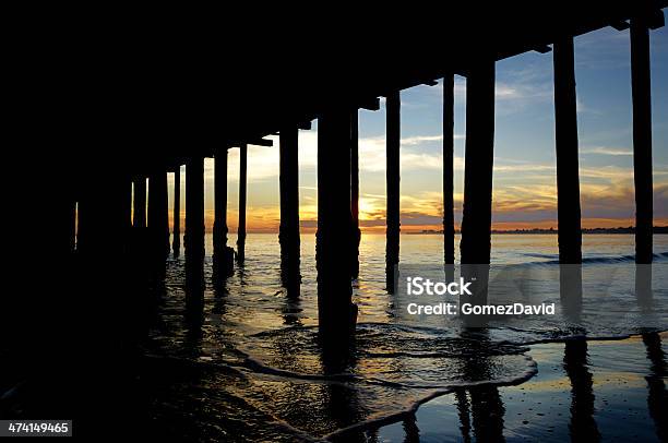 Sotto Wharf E Oceano Al Tramonto - Fotografie stock e altre immagini di Acqua - Acqua, Ambientazione esterna, Blu