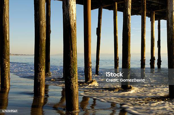 Sob Wharf E Mar Ao Pôr Do Sol - Fotografias de stock e mais imagens de Ao Ar Livre - Ao Ar Livre, Azul, Cais - Estrutura Feita pelo Homem