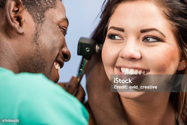 Healthcare Examen De Oído Foto de stock y más banco de imágenes de 20 a 29 años - 20 a 29 años, 25-29 años, Adulto