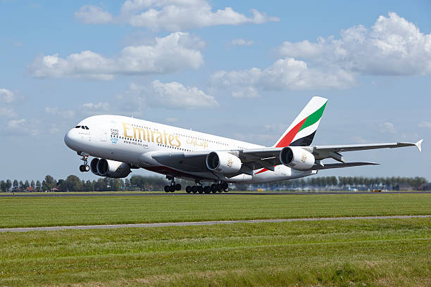 amsterdam airport schiphol-airbus a380 de emirates despega - airbus a380 fotografías e imágenes de stock