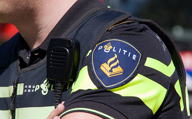 holländische polizei-abzeichen und radio walkie-talkie - talkie stock-fotos und bilder