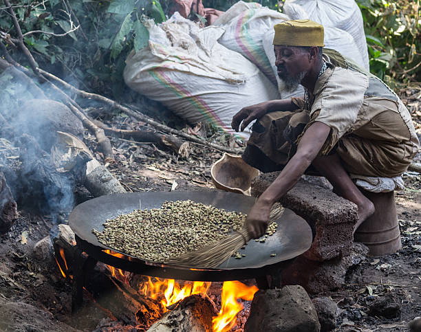 焙煎コーヒー豆エチオピアの方法 - ethiopian coffee ストックフォトと画像