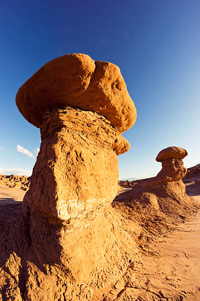 hoodoos w goblin valley state park w utah - goblin valley state park zdjęcia i obrazy z banku zdjęć