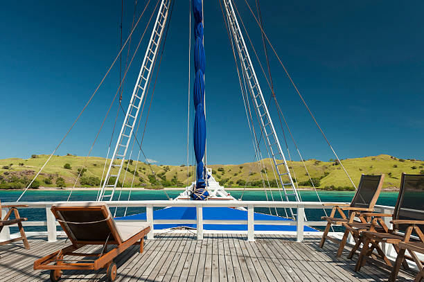 barca a vela di isola di komodo - tenggara foto e immagini stock