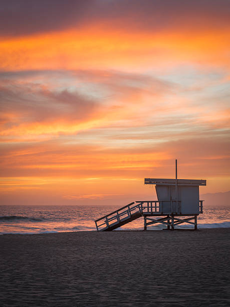 rettungsschwimmer-turm am strand bei sonnenuntergang - orange county california beach stock-fotos und bilder