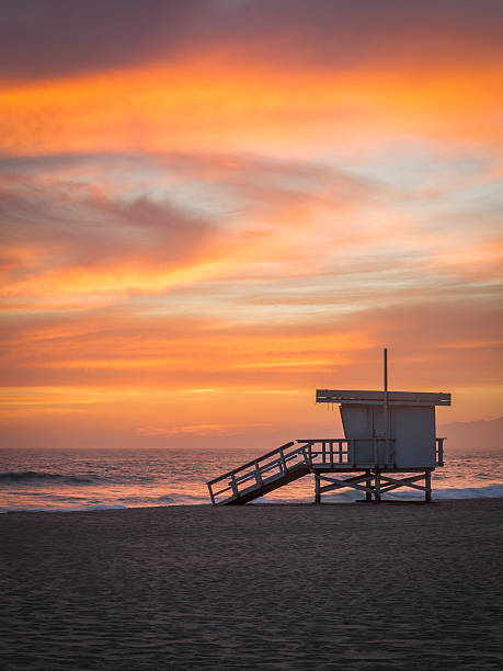 torre de nadador salva-vidas na praia ao pôr do sol - orange county california beach imagens e fotografias de stock