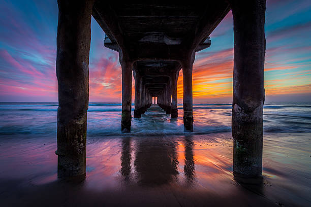 em um cais sobre o mar ao pôr do sol - orange county california beach imagens e fotografias de stock