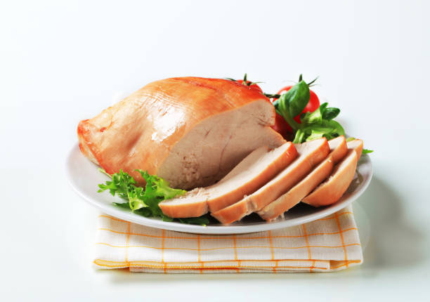 plato pechuga de pavo en una placa - skinless chicken breast fotografías e imágenes de stock