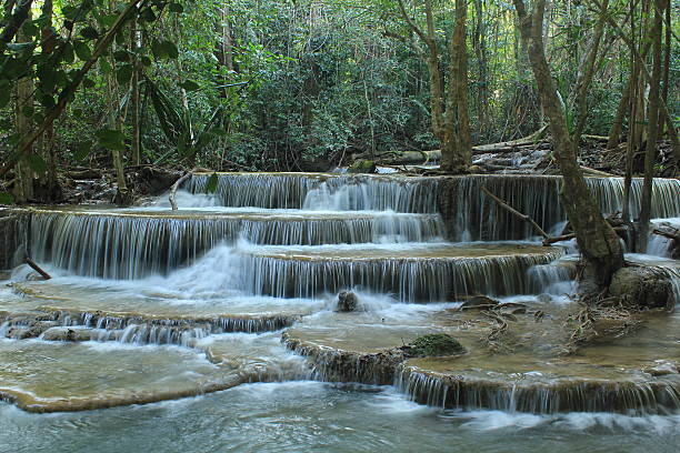 huay mae accréditation kamin cascade dans la province de kanchanaburi - asia kanchanaburi province lake nature photos et images de collection