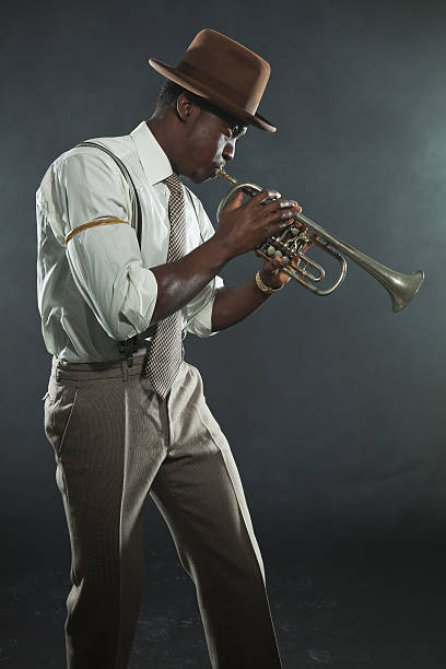 bombeiro afro-americano de trompete de jazz.  vintage.  foto de estúdio. - trumpet jazz musician men - fotografias e filmes do acervo