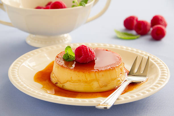 крем-карамель с raspberries. - dessert creme brulee food gourmet стоковые фото и изображения