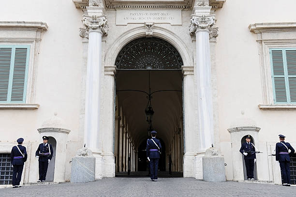 palácio quirinale guardas alterar - castle honor guard protection security guard imagens e fotografias de stock