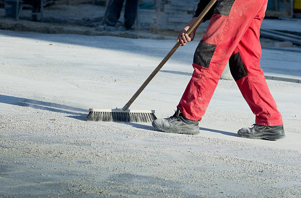 limpieza solar de construcción - dust dusting cleaning broom fotografías e imágenes de stock