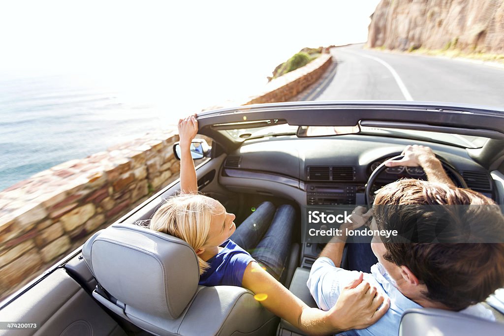 Feliz pareja disfrutando de conducción Convertible Car y viaje - Foto de stock de Coche libre de derechos