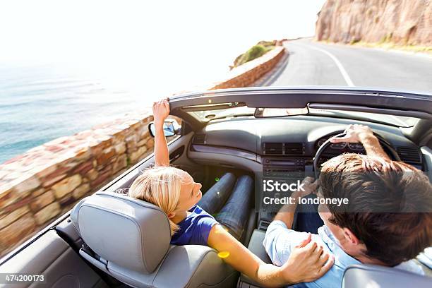 Feliz Pareja Disfrutando De Conducción Convertible Car Y Viaje Foto de stock y más banco de imágenes de Coche