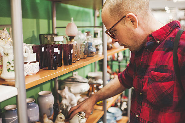 mann in secondhand-shop-sekundenzeiger store - second hand stock-fotos und bilder