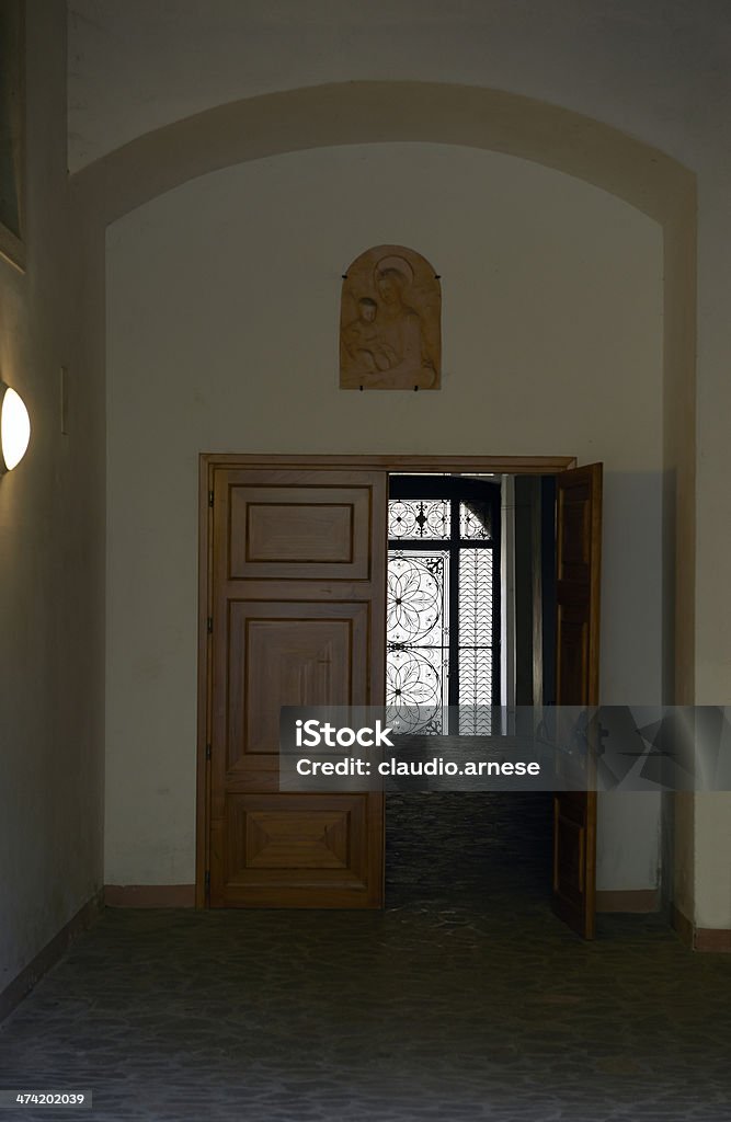 Porta aperta in legno sacristy.  Immagine a colori - Foto stock royalty-free di Aperto