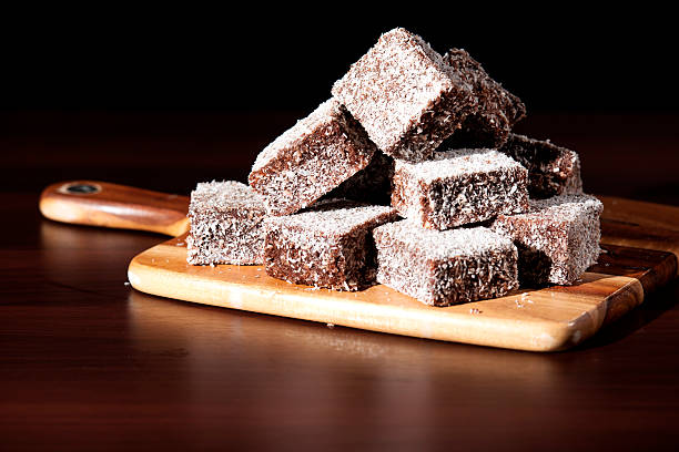 groupe de lamingtons - lamingtons photos et images de collection