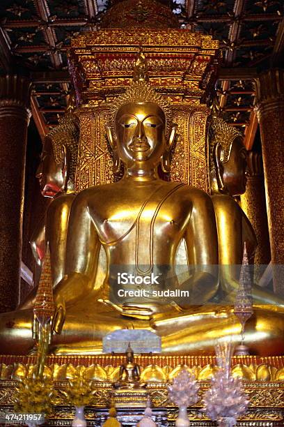 Foto de Estátua Do Buda e mais fotos de stock de Amarelo - Amarelo, Andar, Azul
