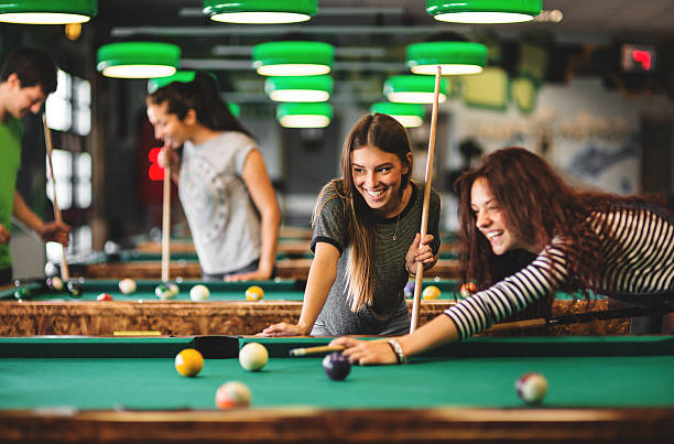 felicità di amici in un pub - pool game foto e immagini stock