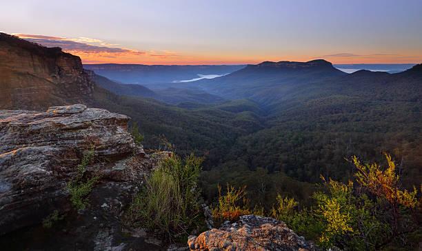 nascer do sol sobre o jamison valley mt solitary - blue mountains national park - fotografias e filmes do acervo