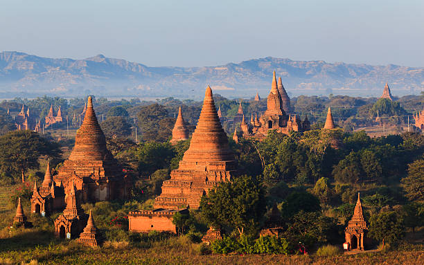 на дужках паган на рассвете, mandalay, myanmar - shwezigon paya стоковые фото и изображения