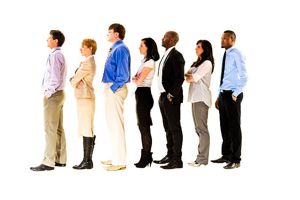 las personas de negocios de pie en una línea contra fondo blanco - profile people in a row group of people people fotografías e imágenes de stock