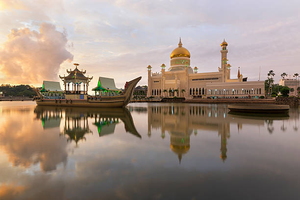 istock Sultan Omar Ali Saifuddien Mosque in Brunei 474222898